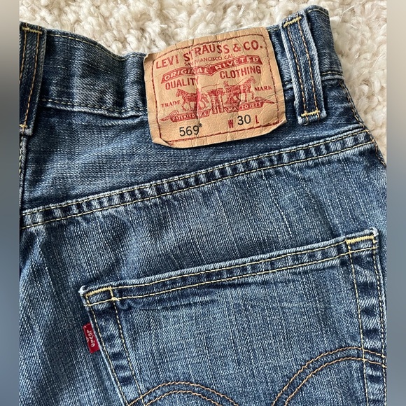 Women’s Levi 569 Blue Denim Shorts - Picture 3 of 4